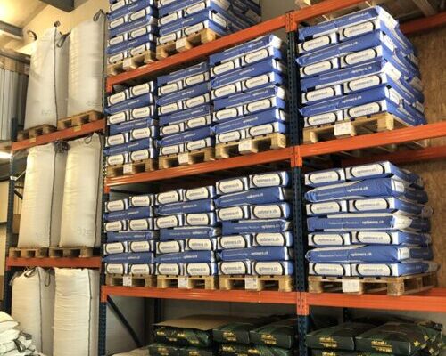 Teil des grossen Lagers mit den gesackten Futtermitteln